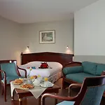 Sure By Western Saint-quentin Ouest Le Pot D Etain Hotel Holnon